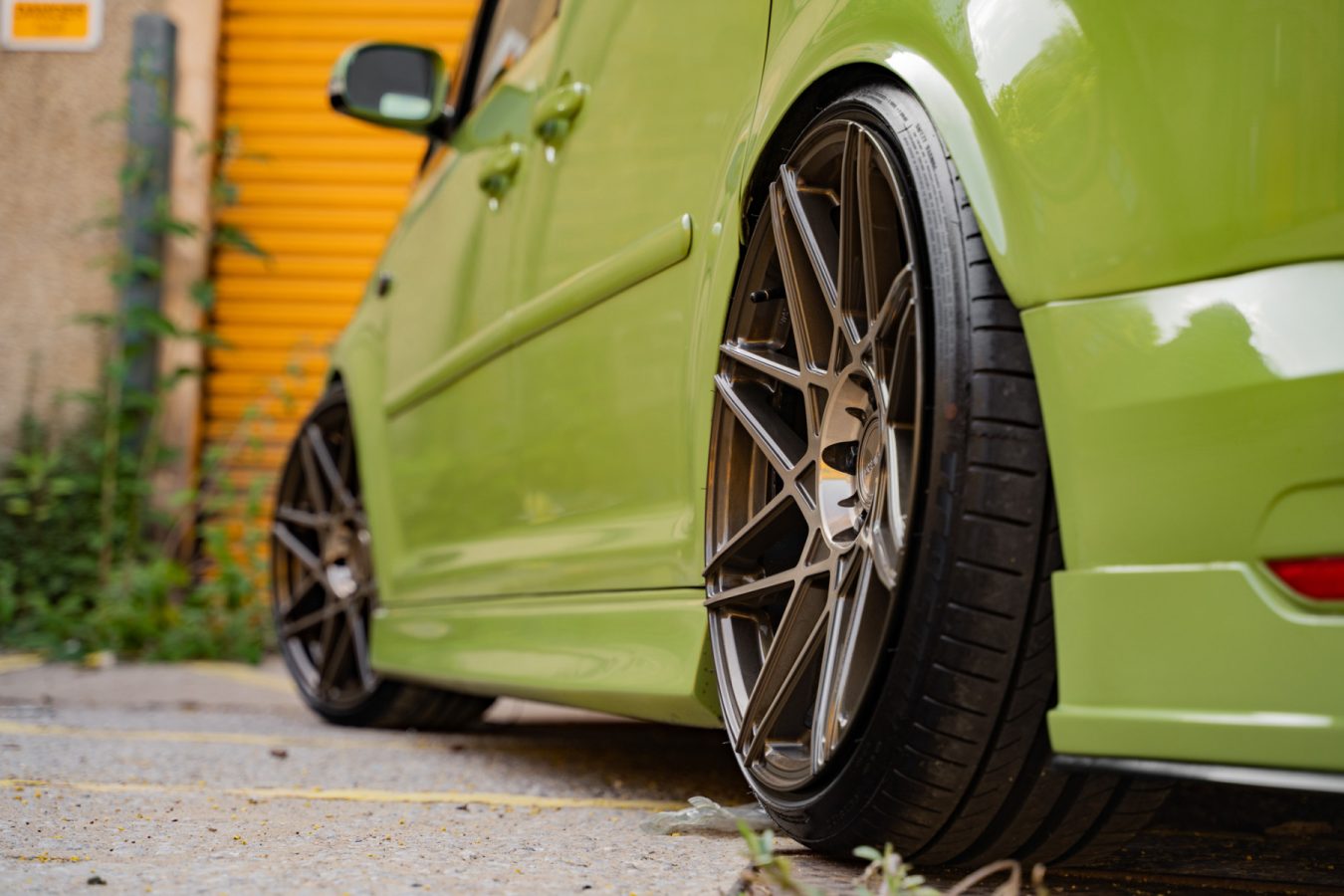 High-Rollers-Volkswagen-Caddy-Riviera-RF2-Hubolt-Wheels