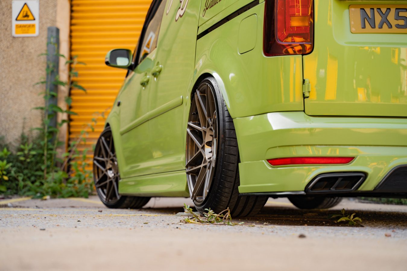 High-Rollers-Volkswagen-Caddy-Riviera-RF2-Hubolt-Wheels