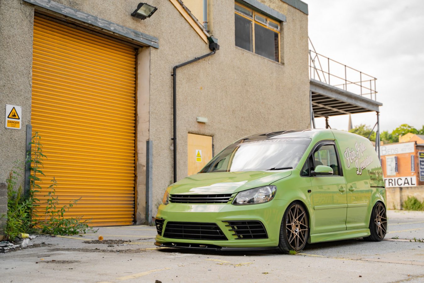 High-Rollers-Volkswagen-Caddy-Riviera-RF2-Hubolt-Wheels