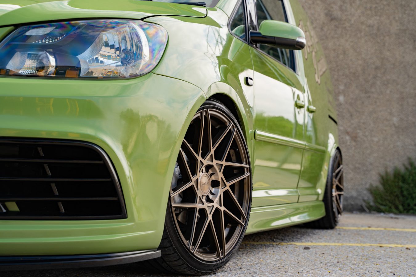 High-Rollers-Volkswagen-Caddy-Riviera-RF2-Hubolt-Wheels