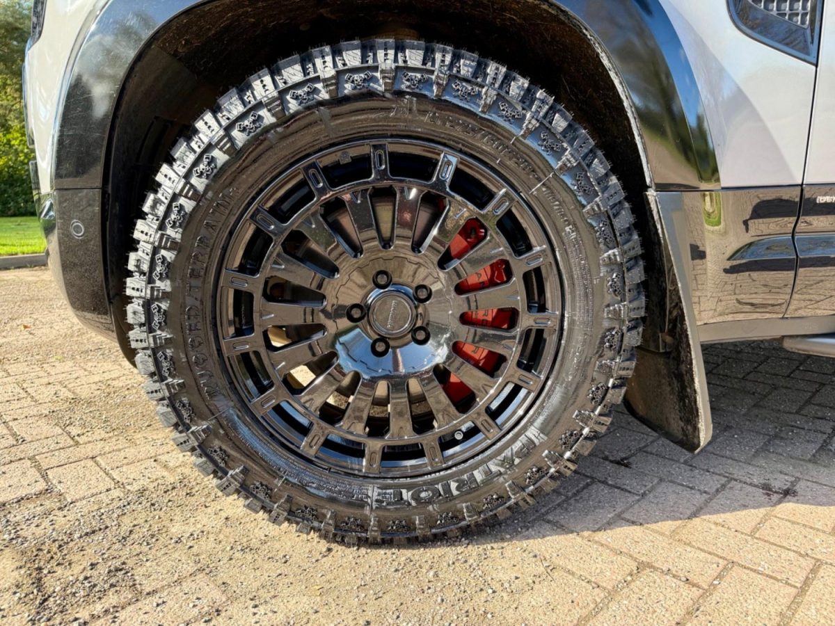 Land Rover Defender 110 P400 Riviera RXS5 GB