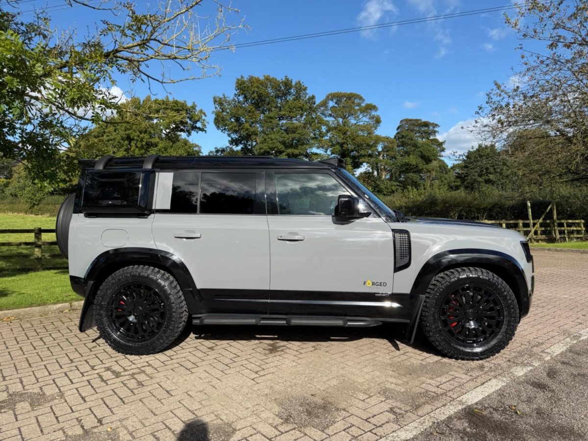 Land Rover Defender 110 P400 Riviera RXS5 GB