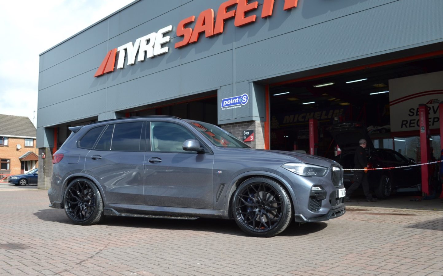 BMW X5 40D 2020 23x10.5 with 285-35-23 Tyres Riviera RF108 GB