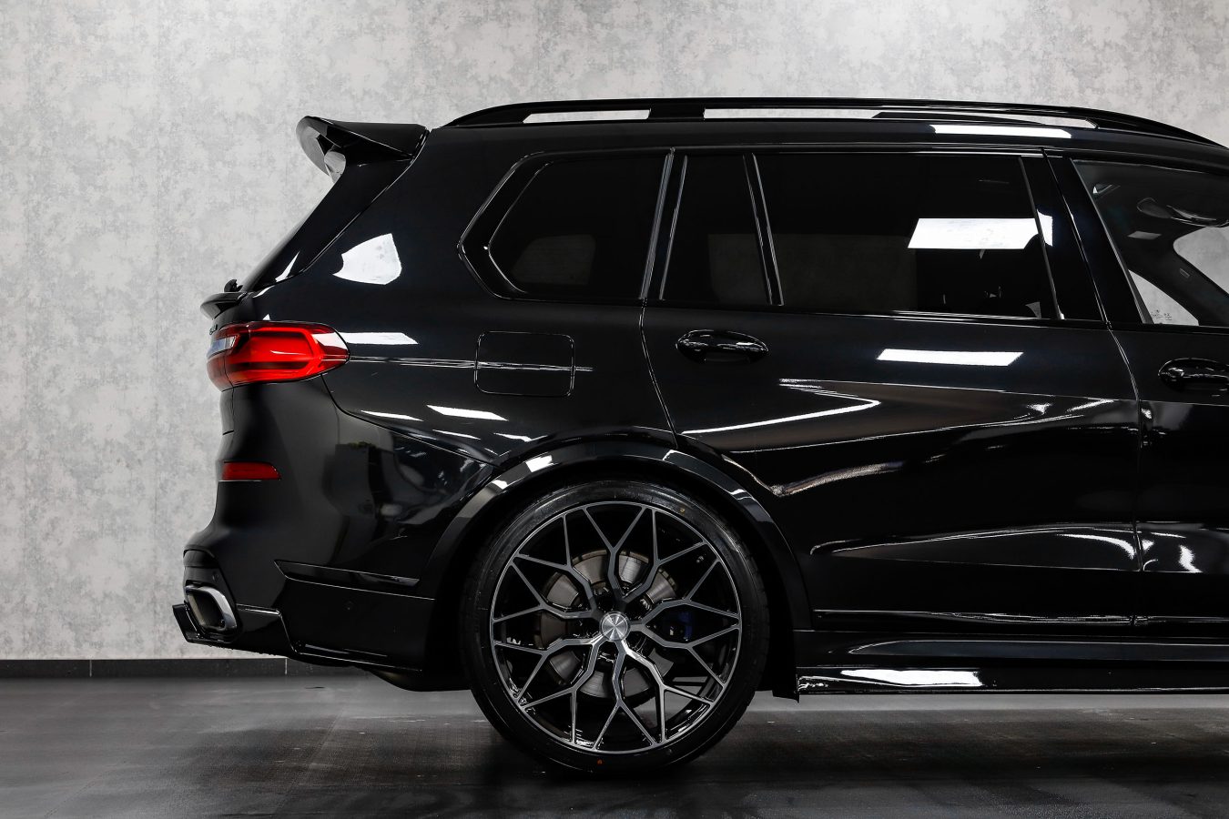 BMW X7 G07 Riviera RF108 Black Polished Dark Tint