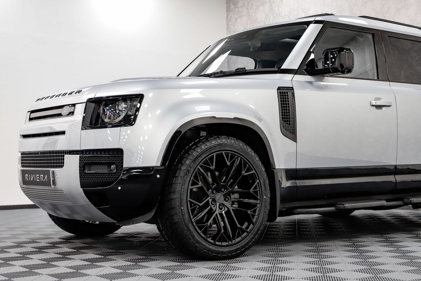 Land Rover Defender 110 Riviera RV198 GB