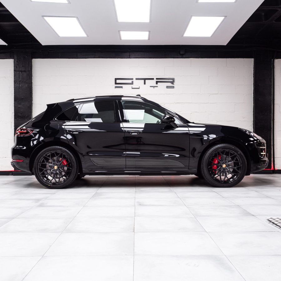 Porsche Macan Turbo Riviera RF108 Gloss Black