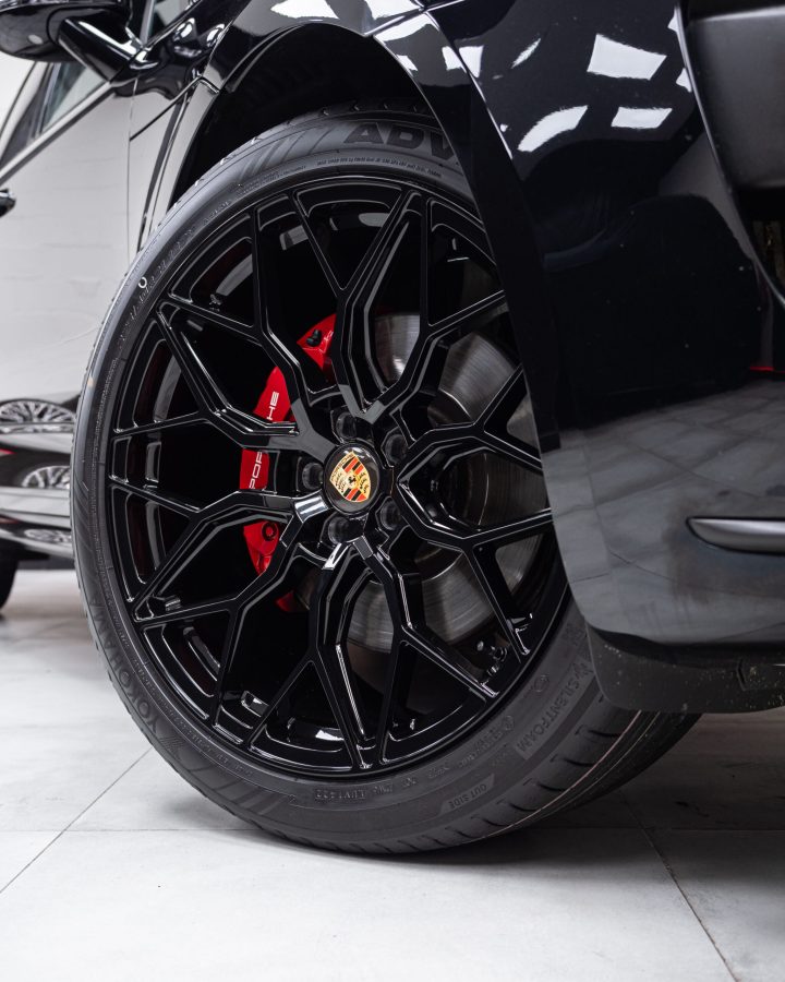 Porsche Macan Turbo Riviera RF108 Gloss Black