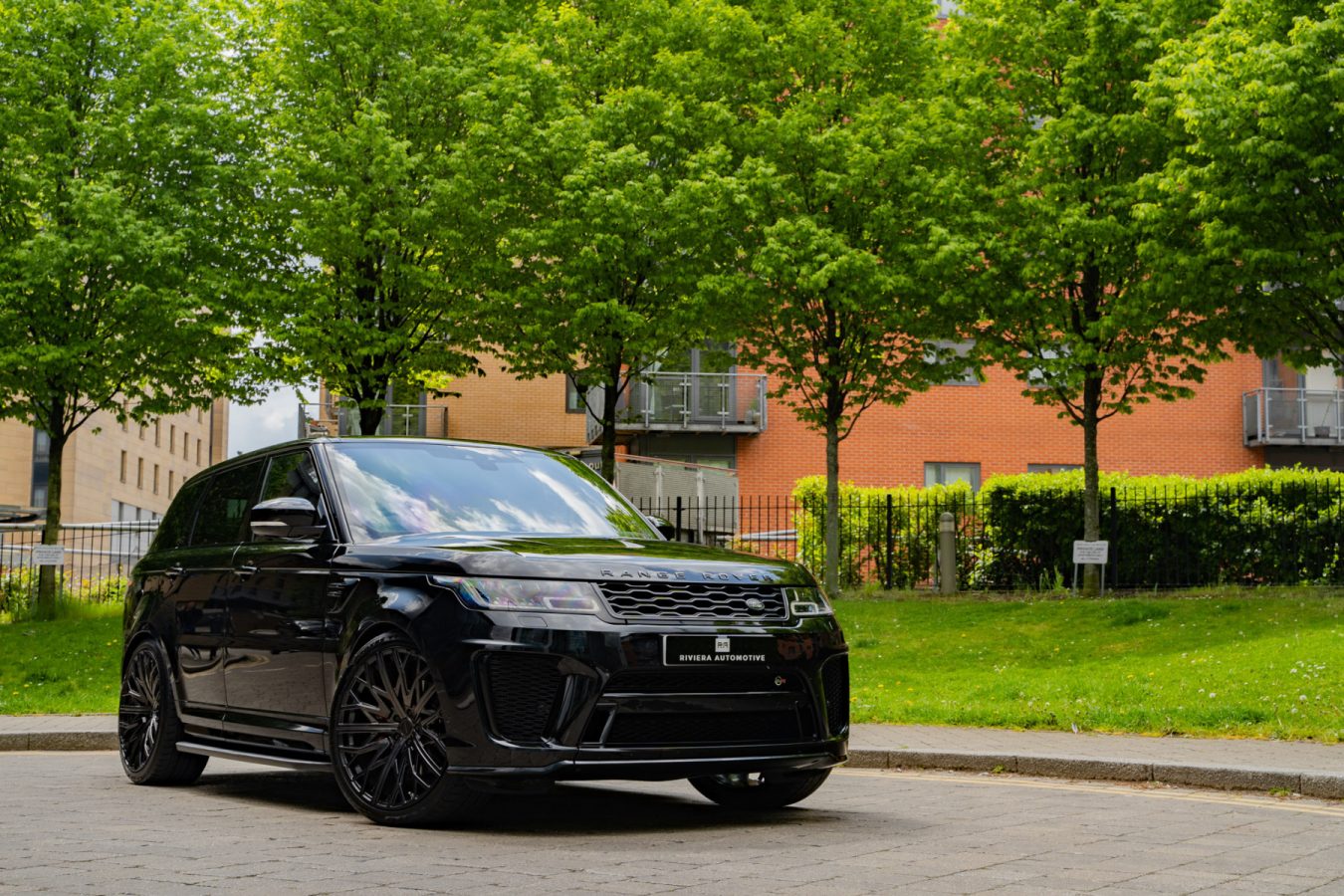 Range-Rover-Sport-SVR-with-Riviera-RV131-Alloy-Wheels