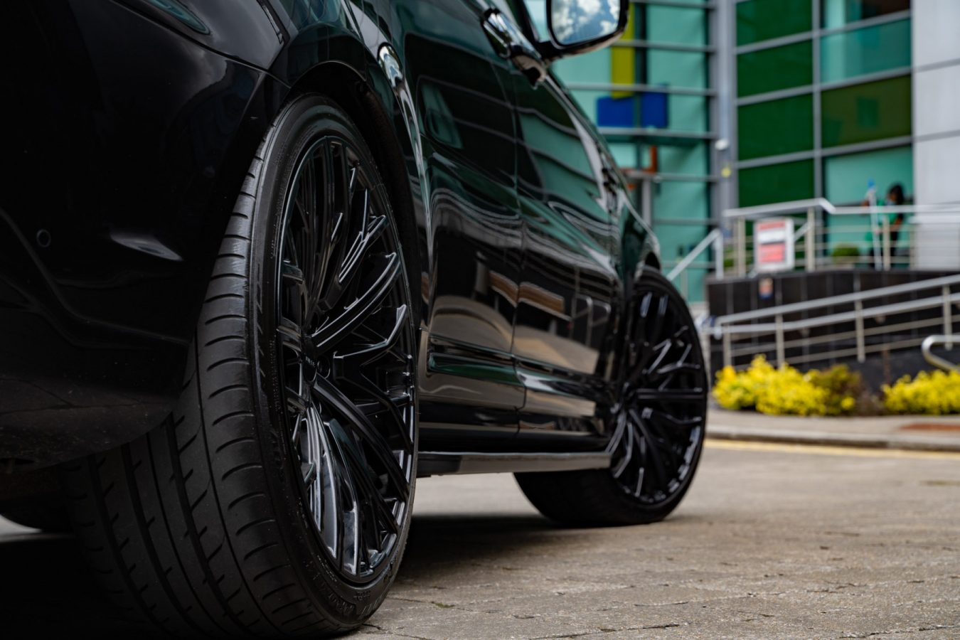 Range-Rover-Sport-SVR-with-Riviera-RV131-Alloy-Wheels