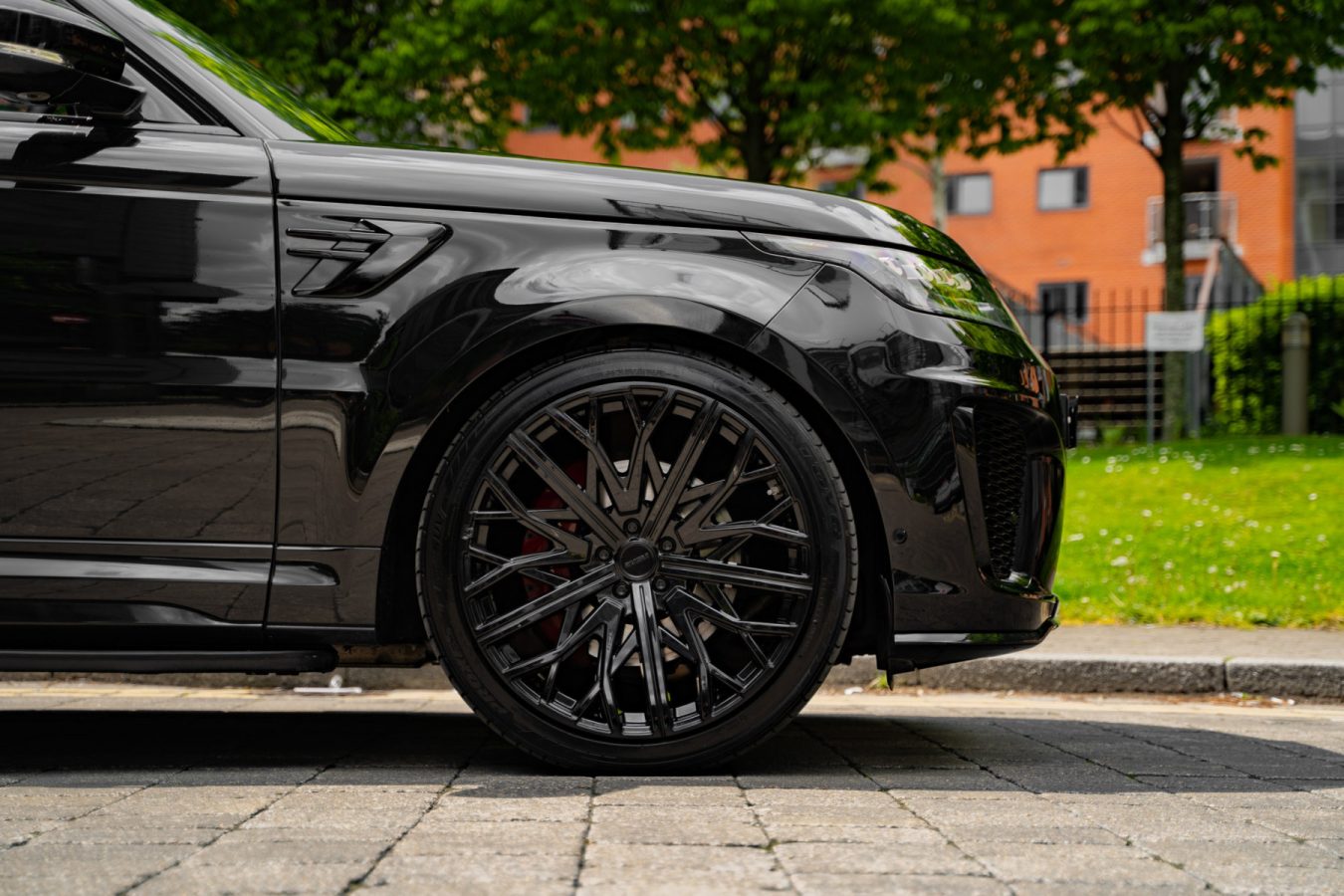 Range-Rover-Sport-SVR-with-Riviera-RV131-Alloy-Wheels