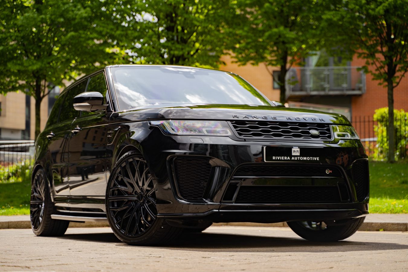 Range-Rover-Sport-SVR-with-Riviera-RV131-Alloy-Wheels