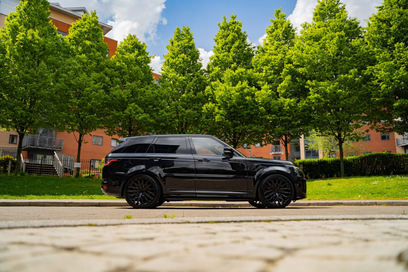 Range-Rover-Sport-SVR-with-Riviera-RV131-Alloy-Wheels