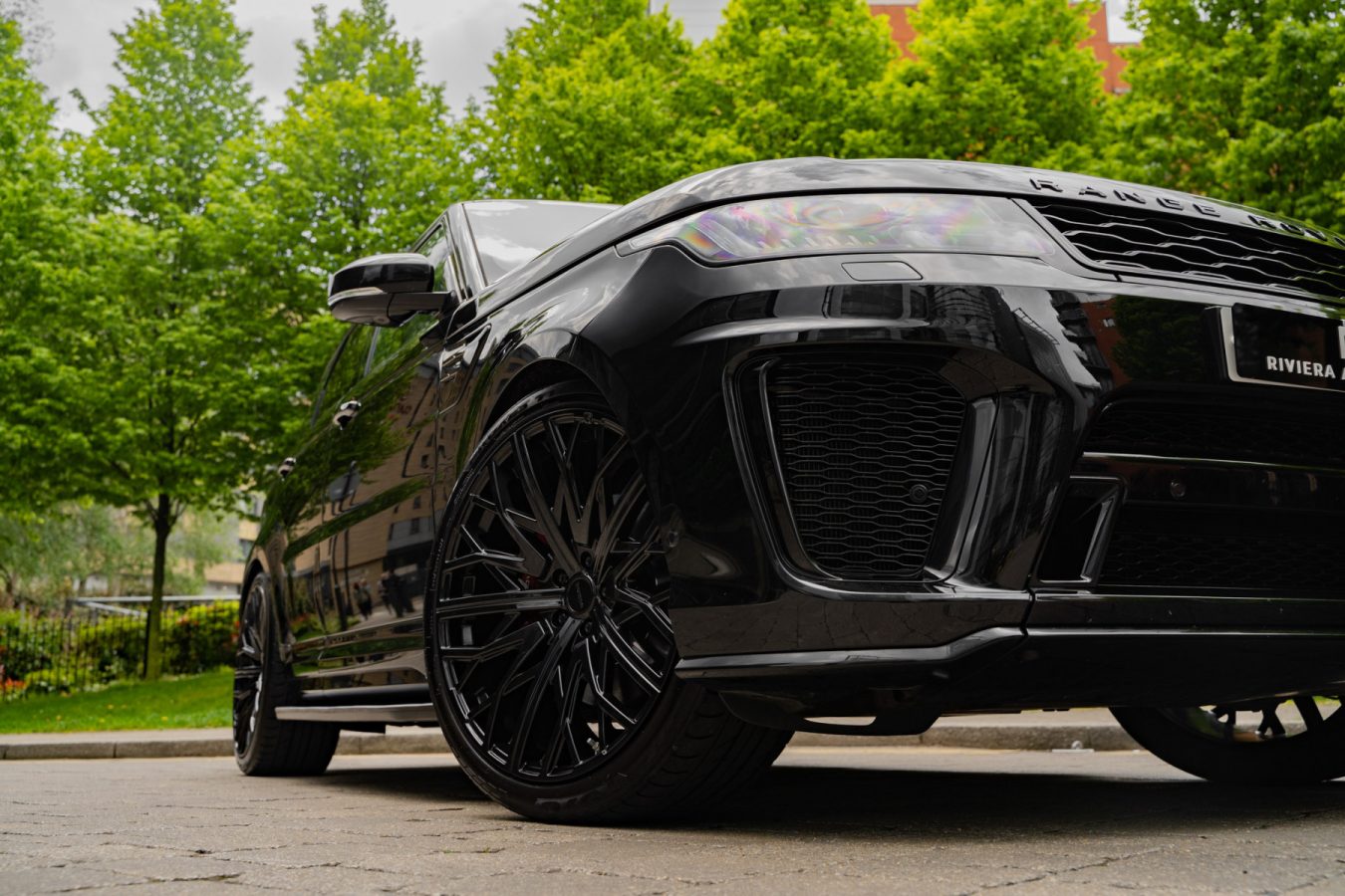 Range-Rover-Sport-SVR-with-Riviera-RV131-Alloy-Wheels