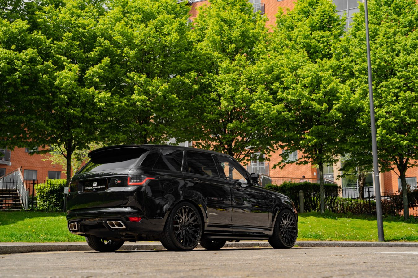 Range-Rover-Sport-SVR-with-Riviera-RV131-Alloy-Wheels