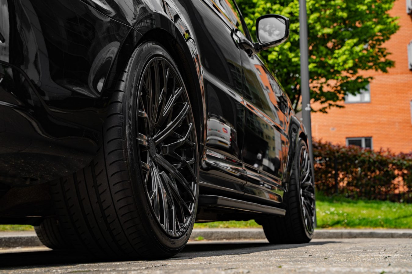 Range-Rover-Sport-SVR-with-Riviera-RV131-Alloy-Wheels