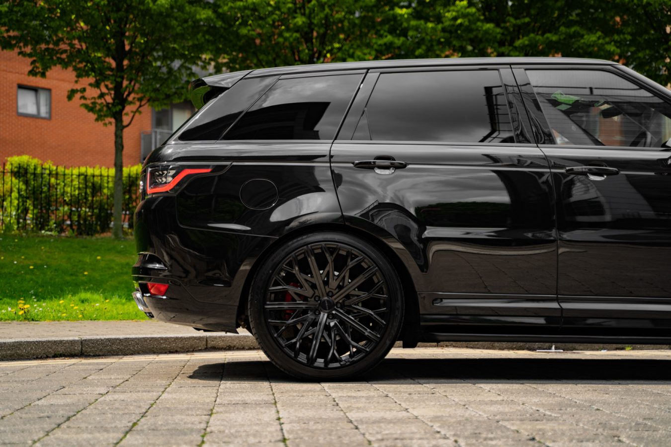 Range-Rover-Sport-SVR-with-Riviera-RV131-Alloy-Wheels