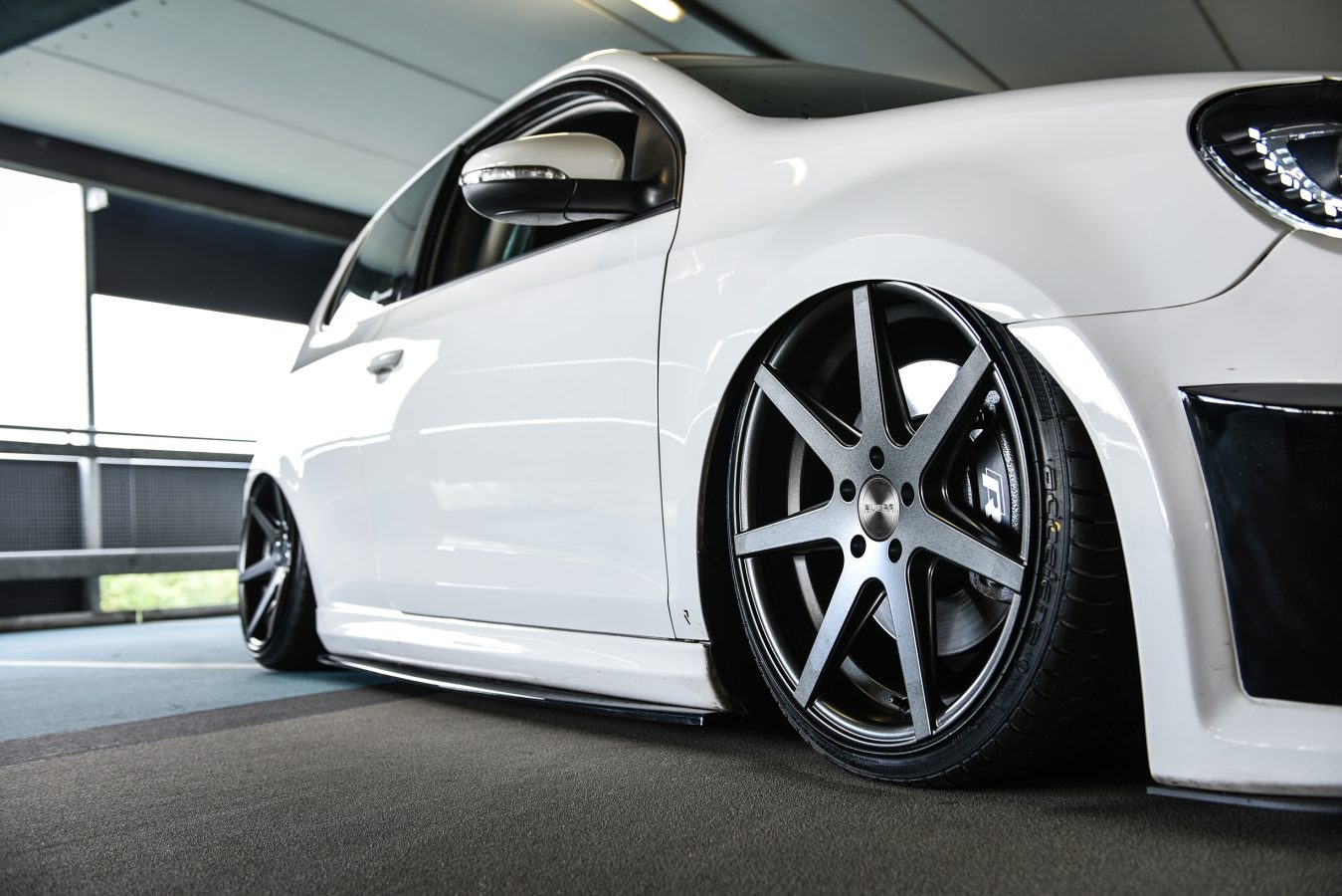 Slammed Volkswagen Golf GTI R400 Riviera RV177 MGM