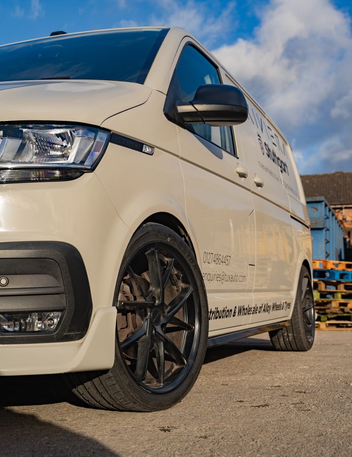 Volkswagen Transporter T6_1 Tux Van Riviera RF1 Matt Black Gloss Black Lip