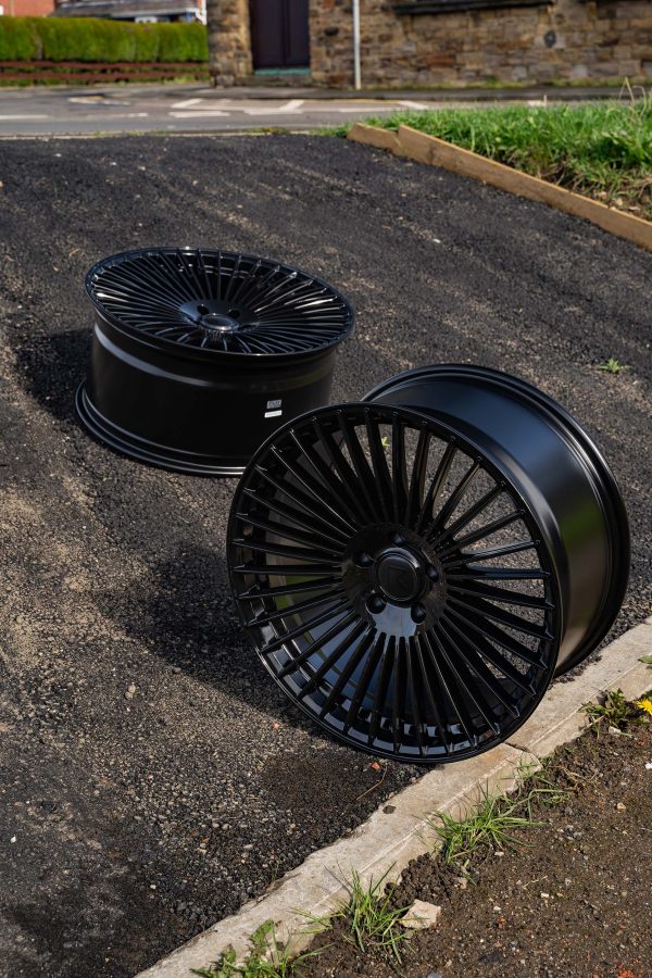 Riviera RV1 Gloss Black Lifestyle