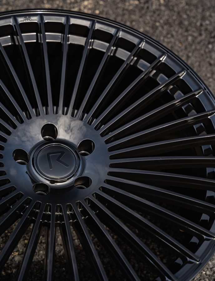 Riviera RV1 Gloss Black Lifestyle