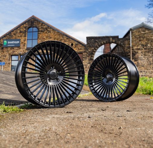 Riviera RV1 Gloss Black Lifestyle