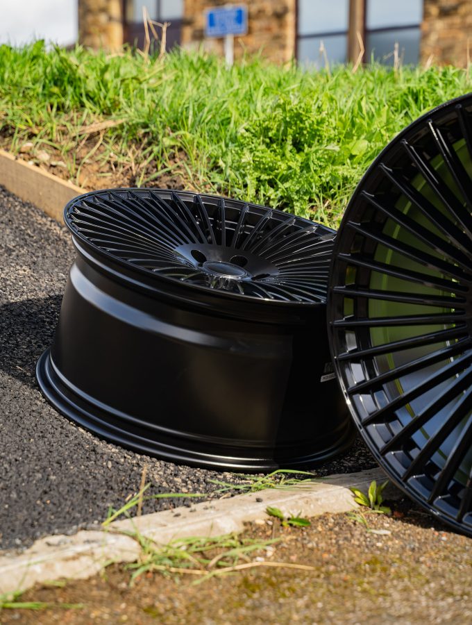 Riviera RV1 Gloss Black Lifestyle