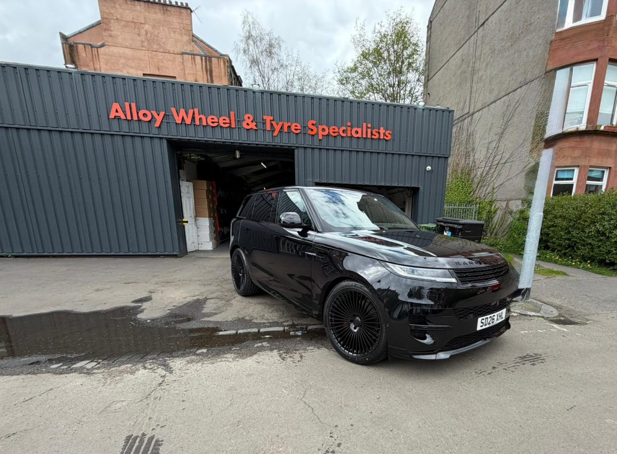 Range Rover Sport L461 With Riviera RV1 Gloss Black